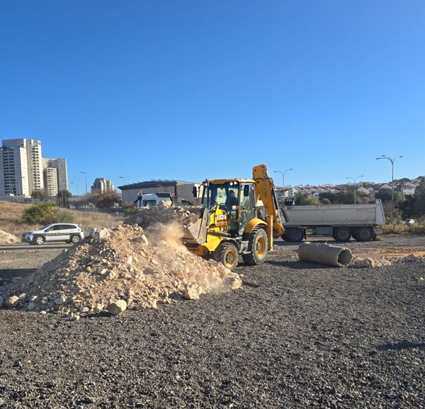 נתפס נהג טרקטור שהשליך פסולת בניין בשטח ציבורי במודיעין