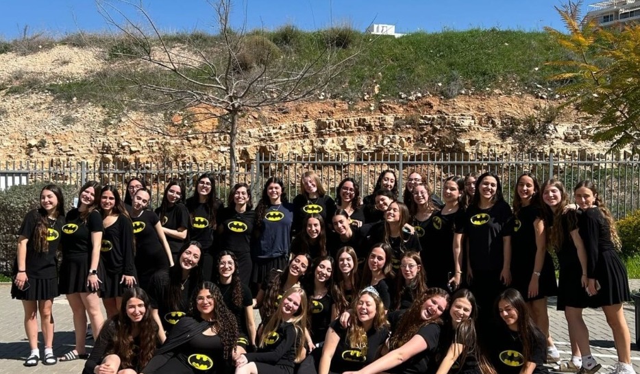 תלמידות מדרשת אמית מודיעין במחווה פורימית לביבסים