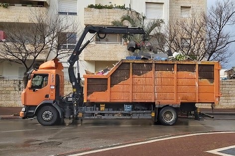 משאית נקיון במודיעין צילום: מודיעין אונליין