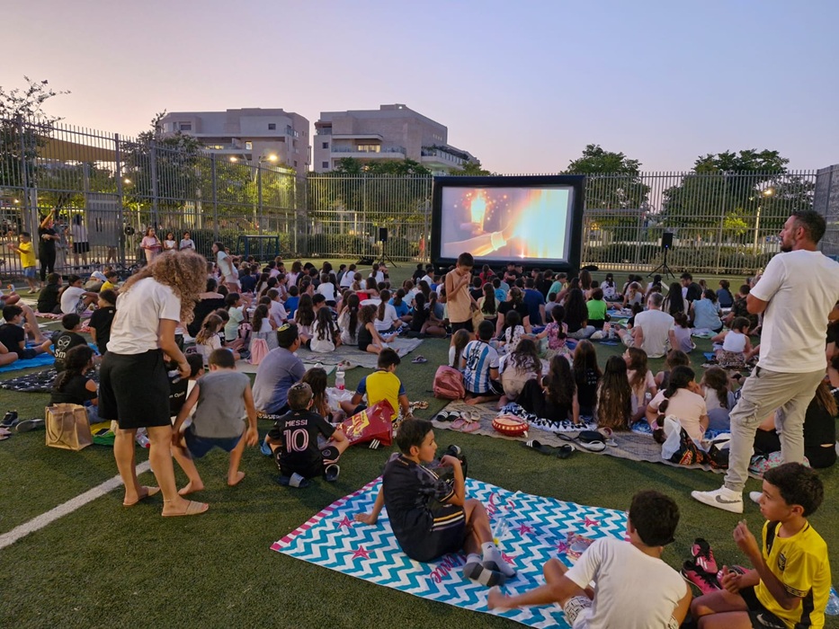 סרט בשכונה: קולנוע חינמי בשכונות מודיעין בחודשי מאי-יוני 2025
