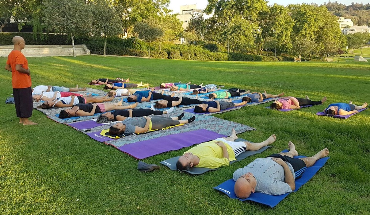 יוגה בפארק הדגים במודיעין