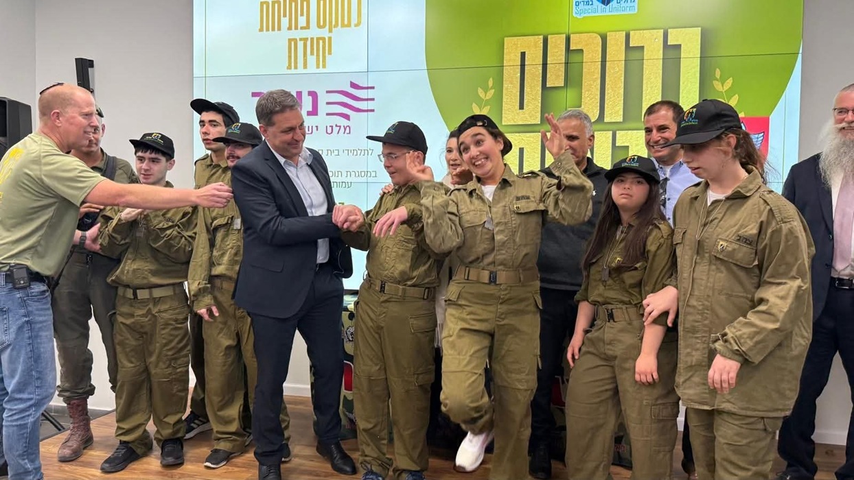 שילוב צעירים עם צרכים מיוחדים בצה"ל. תלמידי פסיפס מודיעין גדולים במדים