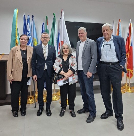 שגריר צפון מקדוניה נפגש עם אזרחים ותיקים במודיעין