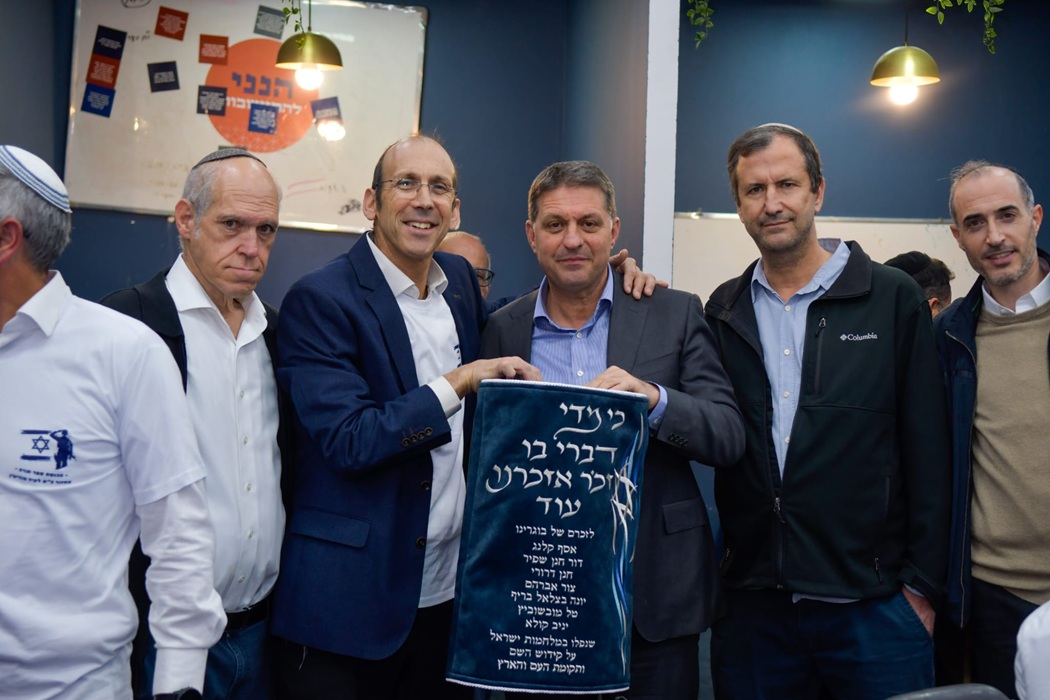 תלמידי י"ב בישיבת בני עקיבא לפיד מודיעין יזמו הכנסת ספר תורה לזכר הבוגרים שנפלו