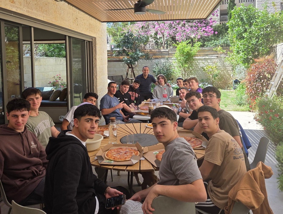 צוות אמית בנים יצא מהזום והפתיע את התלמידים בביתם